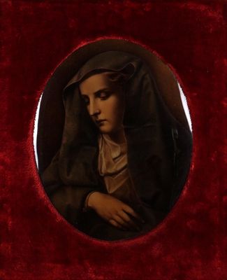 un portrait ovale d'une femme dans un écrin en velours rouge