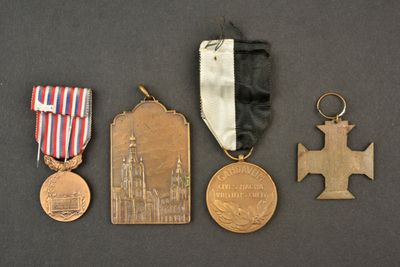 trois médailles et une médaille posées sur une table avec un fond noir