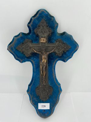 Crucifix en métal patine