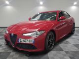 La voiture Alfa rouge est garée dans une grande pièce