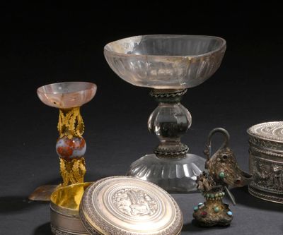 de nombreux objets en argent posés sur une table