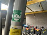 un autocollant apposé sur un poteau dans un parking couvert