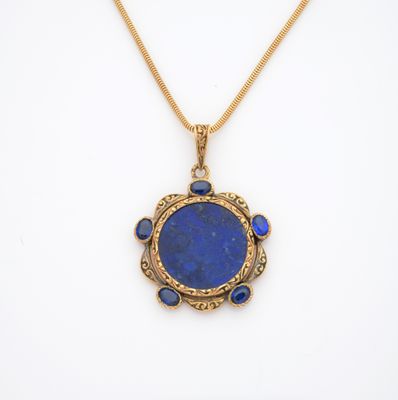 un pendentif en or et lapis-lazuli orné d'une pierre bleue