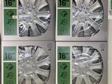 trois cartons de jantes en vente sur une étagère dans un magasin