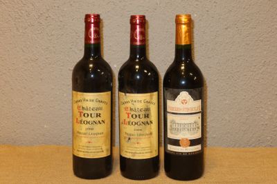 trois bouteilles de vin posées sur une table en bois
