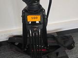 un trépied sur lequel est fixée une caméra, dans une pièce