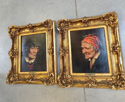 Deux tableaux représentant un homme et une femme sont accrochés au mur.