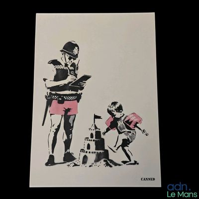 un dessin représentant un homme et une petite fille en train de jouer avec un château de sable