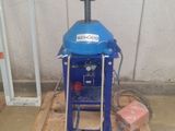 une machine bleue posée sur une palette