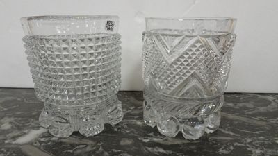 deux vases en verre posés sur une table l'un à côté de l'autre