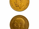 deux types différents de pièces d'or sur fond blanc