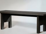une image représentant une table noire sur fond blanc