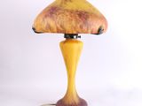 une image représentant une lampe avec un abat-jour jaune sur fond blanc