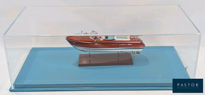 une petite maquette de bateau dans une vitrine transparente