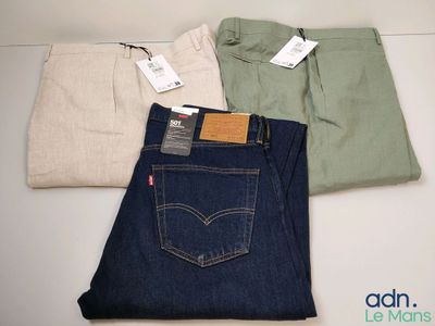 trois paires de jeans pour homme empilées les unes sur les autres