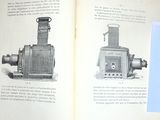 un livre ouvert sur lequel figure l'image d'un appareil photo