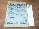 un livre posé sur une table, avec un bout de papier à côté