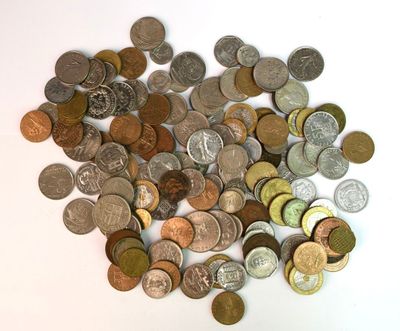 une pile de pièces de monnaie posée sur une surface blanche