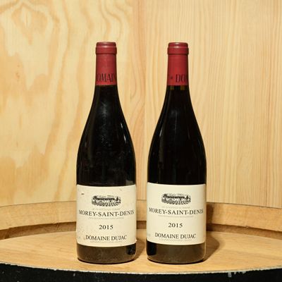 deux bouteilles de vin posées sur un tonneau