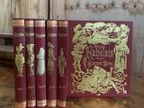 trois livres posés sur une table en bois les uns à côté des autres