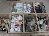 quatre paniers remplis d'objets divers, posés par terre