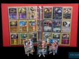 une photo d'une collection de cartes Pokémon exposée