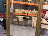 un miroir posé par terre dans un magasin
