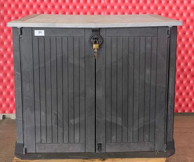 une image représentant une armoire noire munie d'une serrure