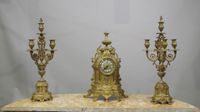 Garniture de cheminée trois pièces en laiton peint doré.