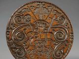 une plaque en bronze ornée d'un motif