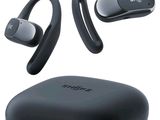 un gros plan sur un casque audio et son étui