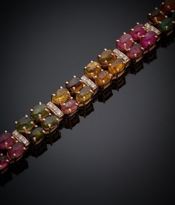 un gros plan d'un bracelet multicolore posé sur une surface noire