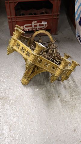 Lustre néo renaissance en bronze et laiton à 8 lumières (manque u...