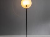 un lampadaire noir et blanc surmonté d'une boule en verre
