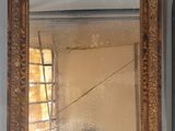 deux miroirs accrochés l'un à côté de l'autre au mur