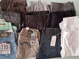 plusieurs paires de jeans sont disposées sur une table