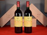 deux bouteilles de vin rouge posées l'une à côté de l'autre sur une table