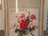 peinture chinoise encadrée représentant des pivoines et des orchidées posées sur une table bleue