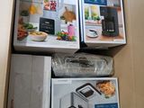 trois boîtes de nourriture posées sur un carton