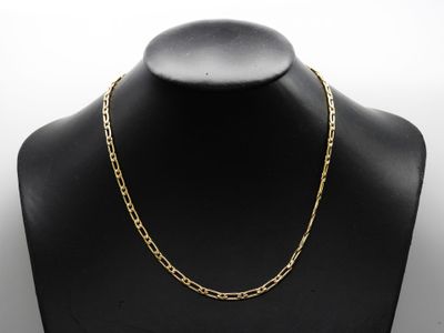 un collier à chaîne en or sur le cou d'un mannequin
