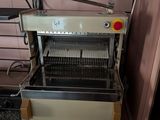 une machine qui se trouve dans le coin d'une pièce