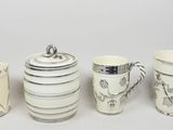 Quatre types différents de tasses à café et de soucoupes sont alignés sur une table