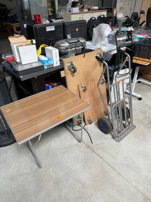 il y a beaucoup de désordre par terre dans le garage