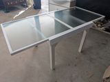 une table avec un plateau en verre