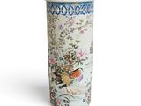 un grand vase orné d'un oiseau et de fleurs