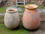 deux vases posés l'un à côté de l'autre par terre