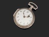 une montre de poche ancienne en argent, avec des chiffres romains sur fond noir