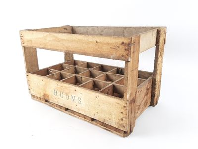 Caisse bois bière RUOMS. 1961. Hauteur : 35 cm
