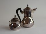 une cafetière en argent et une théière en argent