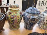 de nombreux vases posés sur une table, avec un livre en arrière-plan